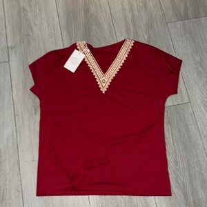 NWT 🏷️ Maroon laced tee camisa medium